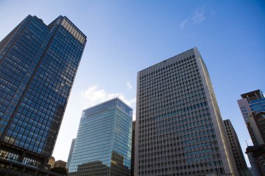 Yüksek binalar ve mavi gökyüzü - Shinjuku, Tokyo, Japonya Tokyo istasyonu