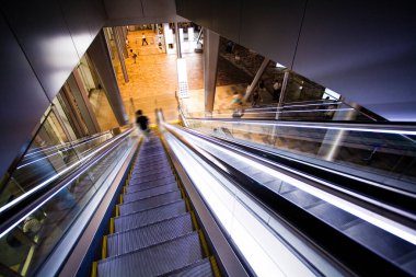 Chuo Ward, Tokyo 'da. Tokyo İstasyonu 'ndaki insanlar