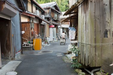 Japon mimarisinin Japonya 'daki caddedeki muhteşem gündüz manzarası