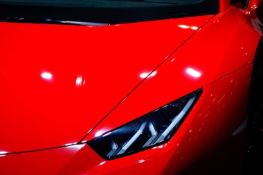 Kırmızı kapüşonlu lüks araba, yaklaşın.