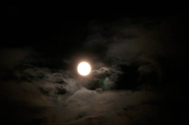 Gece gökyüzünde dolunay