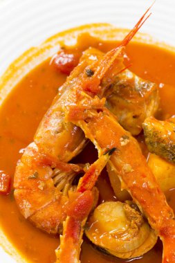 Kırmızı soslu haşlanmış karideslerin yakın plan görüntüsü