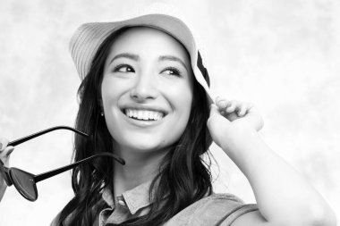 Şapkalı genç Asyalı kadın.