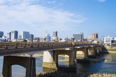 Bidge ile gündüz vakti Asyalı şehir manzarası