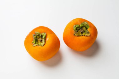 Beyaz arkaplanda taze hurma.