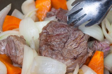 Sebzeli sığır güveci pişirmek