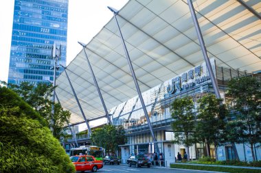 Chuo Ward, Tokyo 'da. Tokyo İstasyonu 'ndan Yaesu çıkışı. İstasyonla bütünleşen binaların adı Gran Tokyo