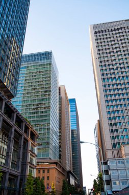 Yüksek binalar ve mavi gökyüzü - Shinjuku, Tokyo, Japonya Tokyo istasyonu