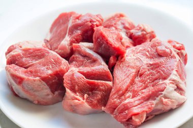 Taze çiğ et parçaları pişmeye hazır. 