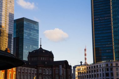 Gündüz vakti Tokyo istasyonu ve iş binaları