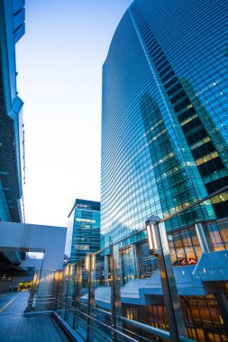 Alacakaranlıktaki yüksek binalar - Shinjuku, Tokyo, Japonya Tokyo istasyonu