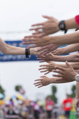 Maraton koşucusunun elleri hayranları selamlıyor.