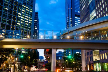 Tokyo, Japonya. Akşamları metro istasyonu olan şehir manzarası 