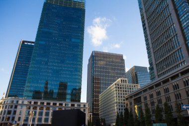 Yüksek binalar ve mavi gökyüzü - Shinjuku, Tokyo, Japonya Tokyo istasyonu