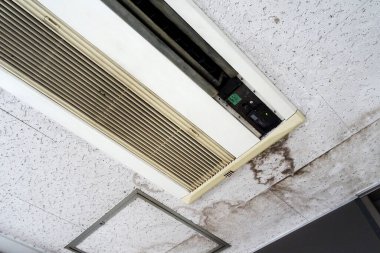 Kirli tavanda düşük açılı klima manzarası  