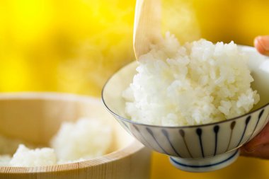 Eller pilavı kaşıkla kasede tutar. 