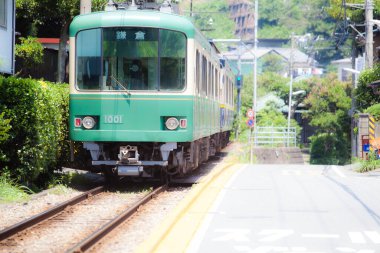 Kanagawa, Japonya - Japonya 'daki Kamakura Kokomae İstasyonu' nda tren.. 