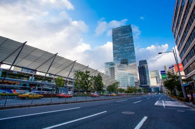 Chuo Ward, Tokyo 'da. Tokyo İstasyonu 'ndan Yaesu çıkışı. İstasyonla bütünleşen binaların adı Gran Tokyo