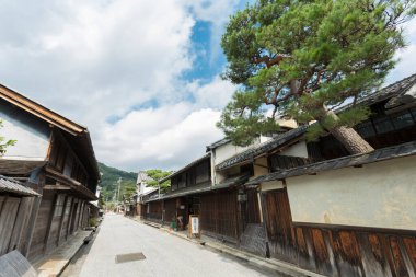 Geleneksel binalar bulutlu gökyüzünün altında sessiz cadde boyunca dizili