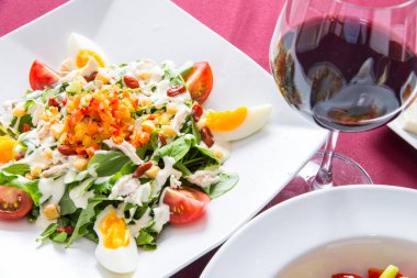 Yumurtalı, domatesli ve kadehli taze salata.