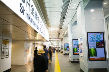 Chuo Ward, Tokyo 'da. Tokyo İstasyonu 'ndaki insanlar