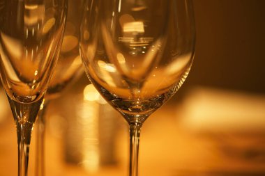 Restoran masasında boş şarap kadehleri. 