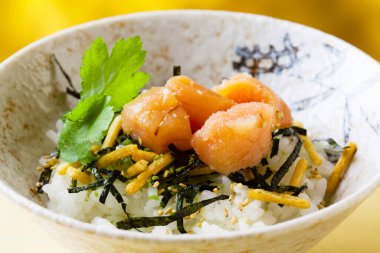 Taze pilav, chuka salatası ve somon.