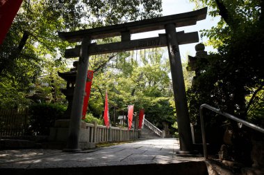 Eski ahşap kapıları olan huzur dolu bir tapınak.