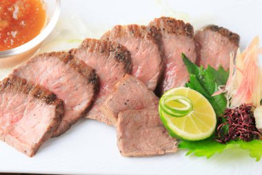 Lezzetli dilimlenmiş et ve limon ve sos. 