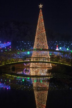 Parlak noel süslemeleriyle şehrin güzel gece manzarası      