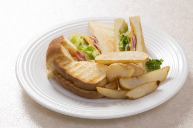 Club sandviç beyaz bir plaka üzerinde