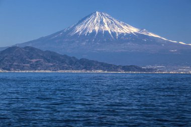 Fuji dağı ve gölü karla kaplı, Japonya