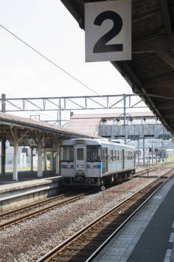 Tren gündüz vakti şehir platformuna ulaşırken görüldü 