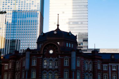 Gündüz vakti Tokyo istasyonu ve iş binaları