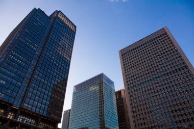 Yüksek binalar ve mavi gökyüzü - Shinjuku, Tokyo, Japonya Tokyo istasyonu