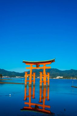 Itsukushima Tapınağı 'nın Hiroshima' daki Miyajima 'daki gövde kapısı.