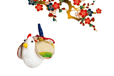 Renkli el yapımı oyuncak tavuk ve beyaz arka planda Paskalya süslemesi. 