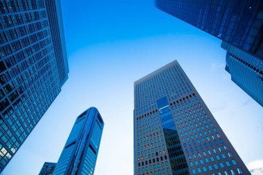Alacakaranlıktaki yüksek binalar - Shinjuku, Tokyo, Japonya Tokyo istasyonu