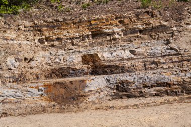 Kayalık yamacın güzel doğal manzarası     