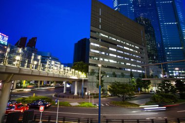 Tokyo, Japonya. Akşamları metro istasyonu olan şehir manzarası 