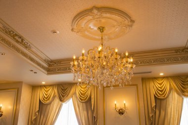 Otel odasında güzel bir klasik avize var.