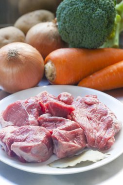 Taze çiğ et parçaları ve sebzeler pişirmeye hazır. 