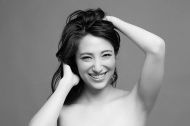 Uzun saçlı güzel bir kadın.