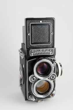 Gri arka planda eski ikiz mercek refleksi kamera Rolleiflex