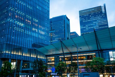Chuo Ward, Tokyo 'da. Alacakaranlıkta Tokyo İstasyonu 'ndan Yaesu çıkışı. İstasyonla bütünleşen binaların adı Gran Tokyo