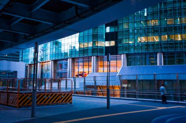 Alacakaranlıktaki yüksek binalar - Shinjuku, Tokyo, Japonya Tokyo istasyonu