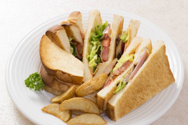 Jambonlu ve patatesli sandviç