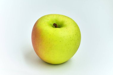 Yeşil Elma beyaz arkaplanda izole edildi