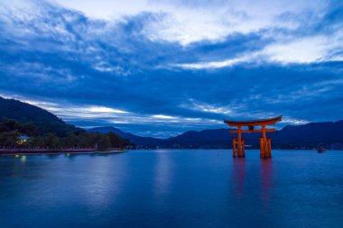 Itsukushima Tapınağı 'nın Hiroşima Miyajima' daki gövde kapısı.