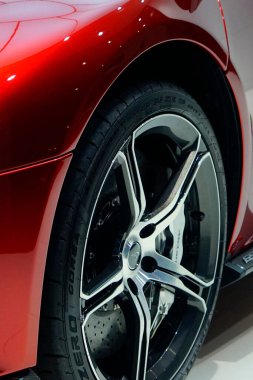 yakın - kırmızı bir araba tekerleği